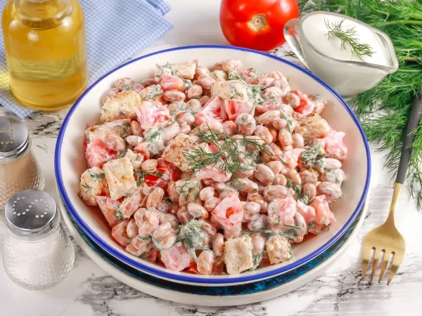 Фото блюда: Салат с фасолью, помидорами и сухариками