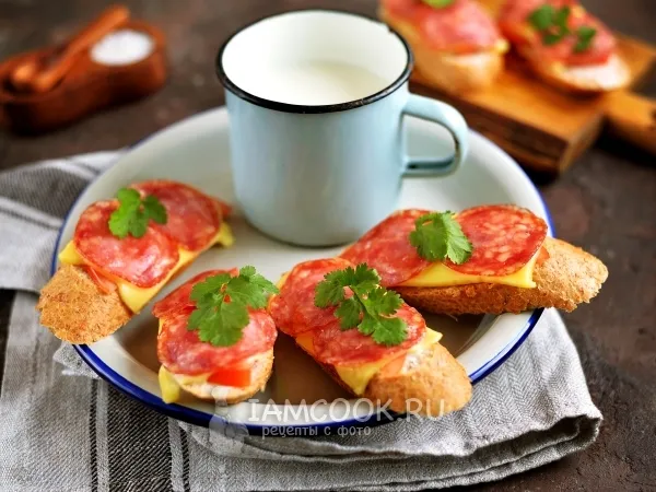 Фото готового блюда: Бутерброды с колбасой и помидорами