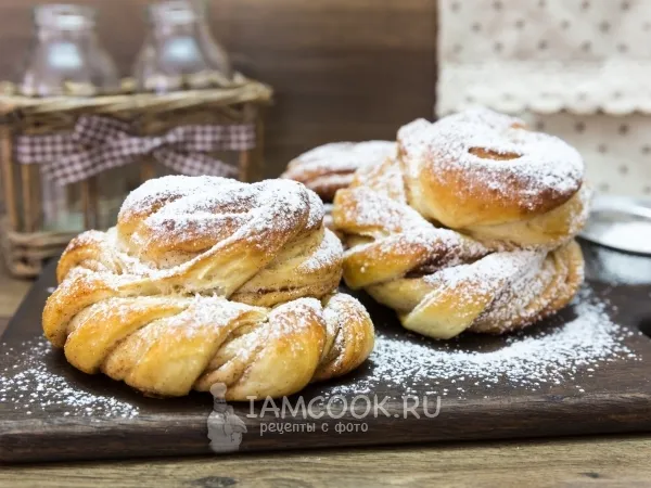 Фото готового блюда: Булочки-плетенки с корицей