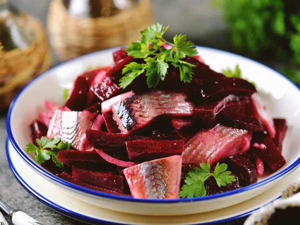 Фото блюда: Маринованная свекла с селедкой