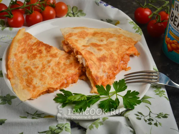 Фото готового блюда: Кесадилья с курицей и бобами