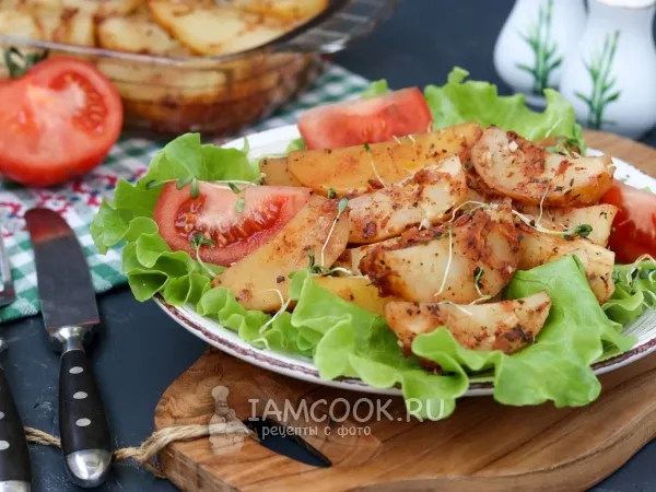 Фото готового блюда: Картофель, запечённый в помидорном соусе