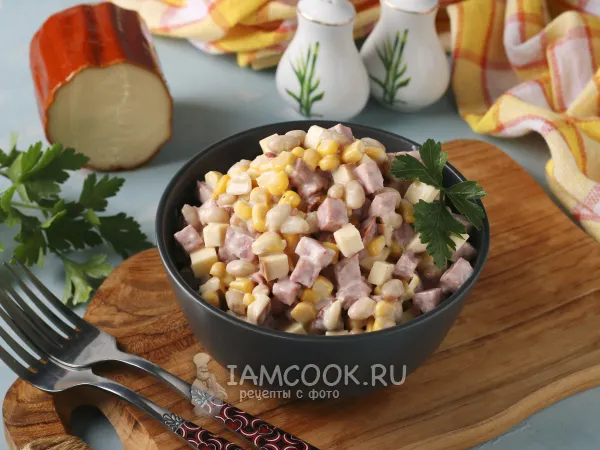 Фото готового блюда: Салат с колбасой, кукурузой и фасолью
