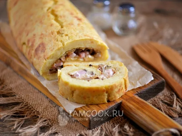 Фото готового блюда: Картофельный рулет с ветчиной и сыром
