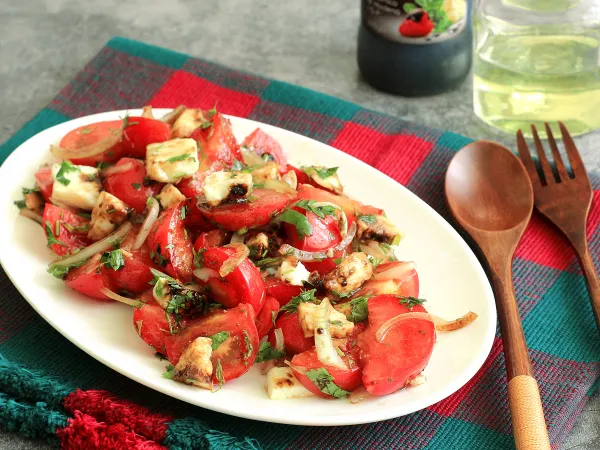 Фото готового блюда: Салат из помидоров с сыром сулугуни