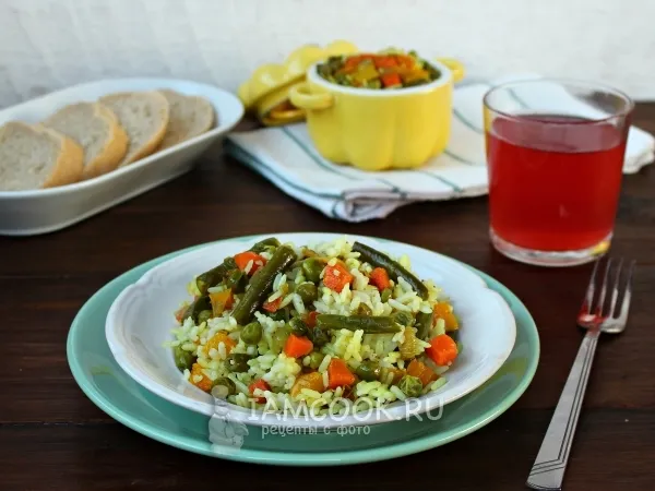 Фото готового блюда: Рис с овощами в горшочках в духовке