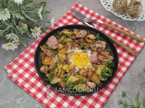 Фото готового блюда: Жареная картошка с колбасой и яйцом