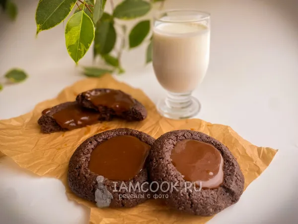 Фото готового блюда: Шоколадное печенье с соленой карамелью