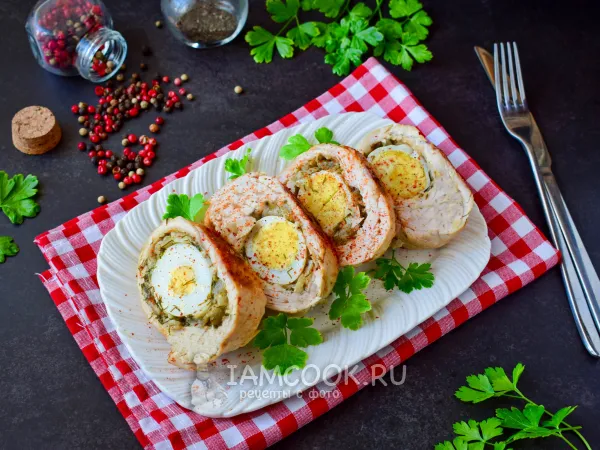 Фото готового блюда: Рулет из индейки с яйцом в духовке