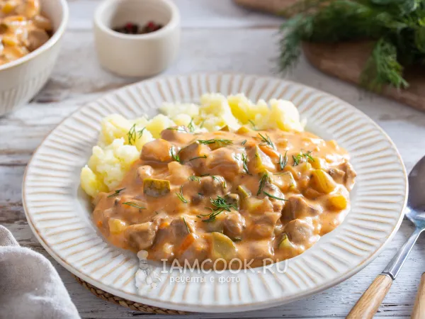 Фото готового блюда: Тушеные почки с солеными огурцами