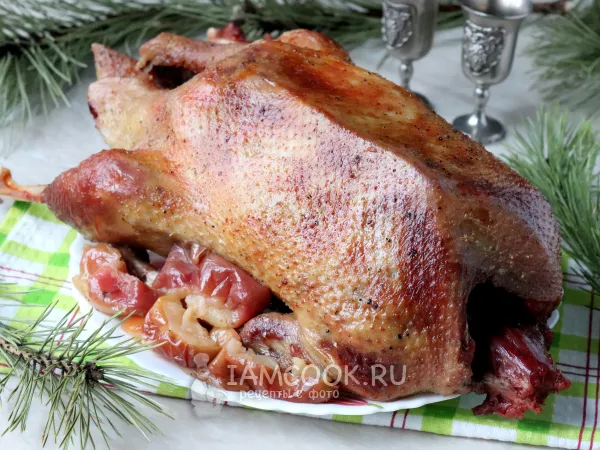 Фото готового блюда: Гусь с яблоками в духовке