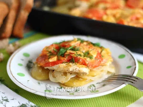 Фото готового блюда: Картошка с куриным филе и помидорами в духовке