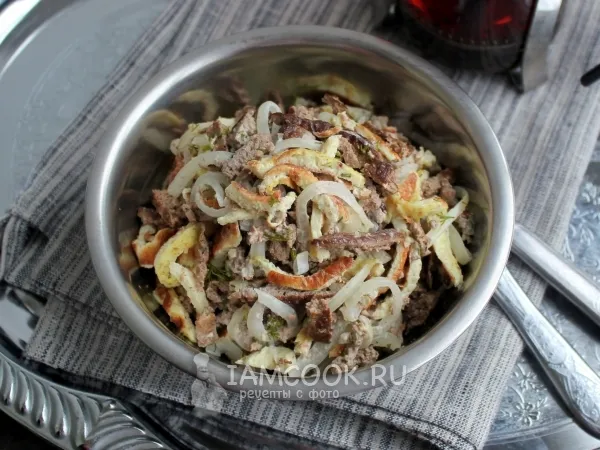 Фото готового блюда: Салат с печенью и луком