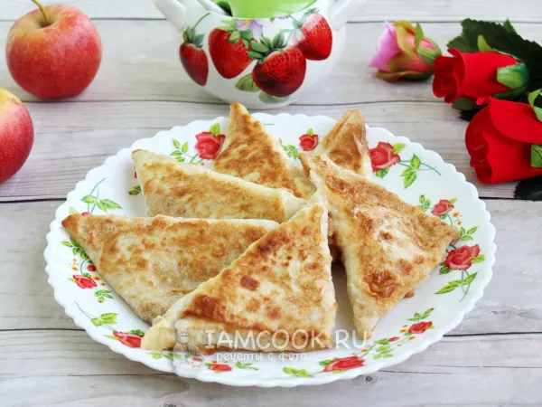 Фото готового блюда: Конвертики из лаваша с яблоками в духовке