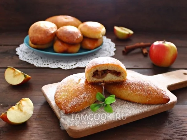 Фото готового блюда: Пирожки с яблоком и корицей