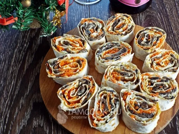 Фото готового блюда: Рулет из лаваша с шампиньонами и корейской морковью