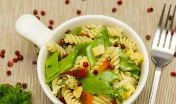 Фото блюда: Салат с макаронами и сахарным горошком