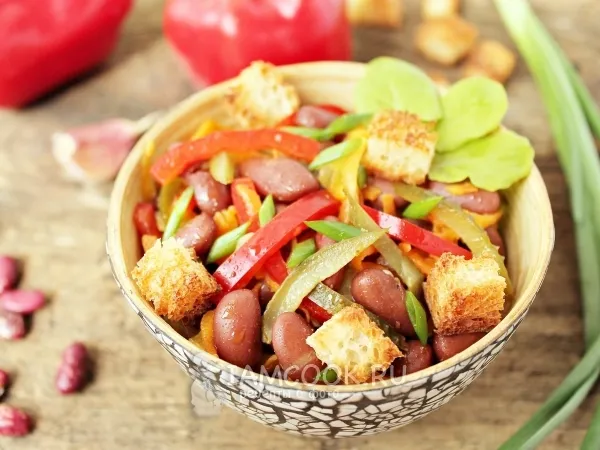 Фото блюда: Постный салат с фасолью и сухариками