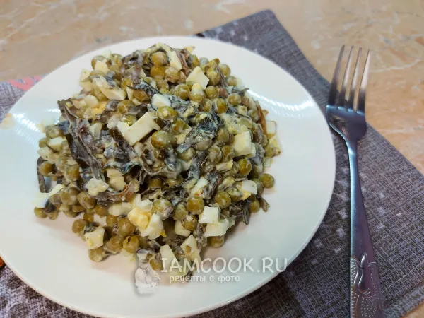 Фото готового блюда: Салат из морской капусты с яйцом и горошком
