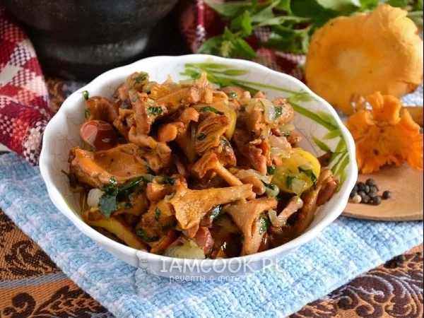 Фото готового блюда: Поджарка из лисичек с черри и копченой грудинкой