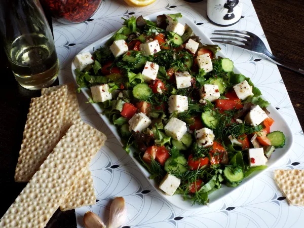 Фото готового блюда: Салат с огурцами, помидорами и адыгейским сыром