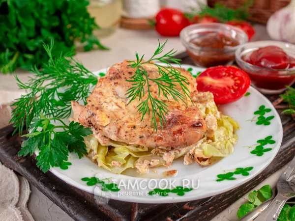 Фото готового блюда: Стейки из капусты с курицей в духовке