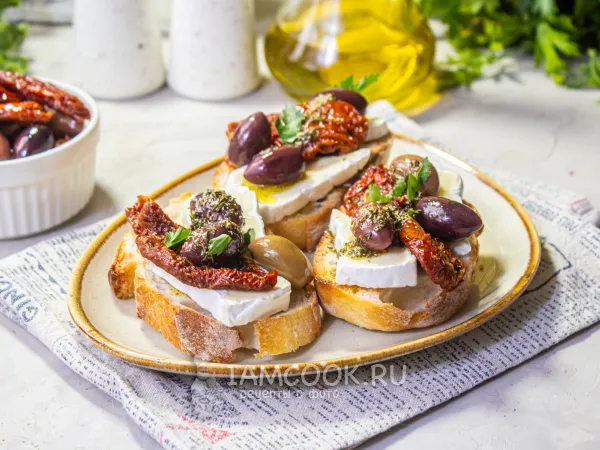 Фото готового блюда: Брускетта из вяленых томатов с оливками