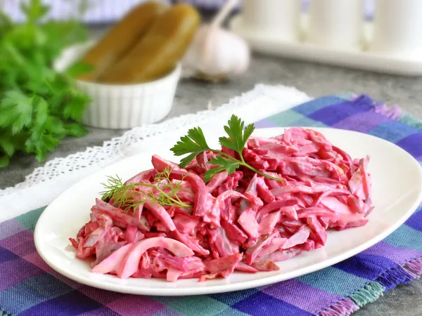 Фото готового блюда: Салат из свеклы с яйцом и солеными огурцами