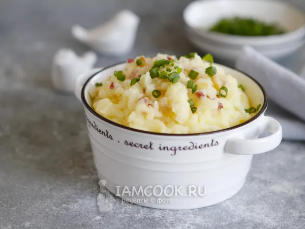 Фото готового блюда: Картофельное пюре с салом и луком