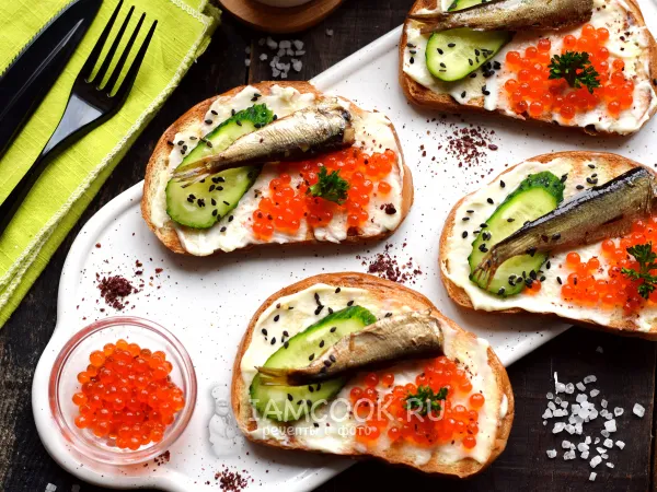 Фото готового блюда: Бутерброды с красной икрой и шпротами
