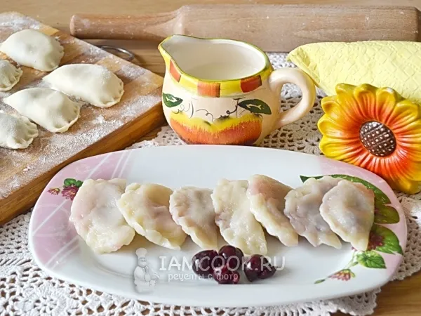 Фото готового блюда: Творожные вареники с вишней