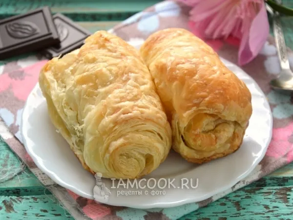 Фото готового блюда: Слойки с шоколадом «Проще простого»