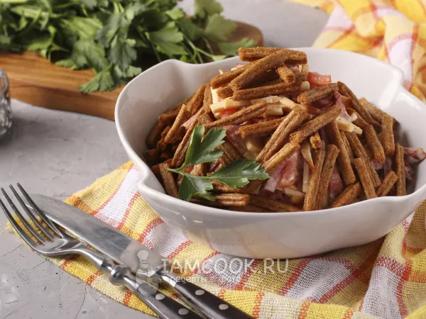 Фото готового блюда: Салат с плавленым сыром, помидорами и сухариками