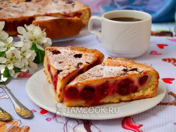 Фото готового блюда: Заливной пирог с ягодами