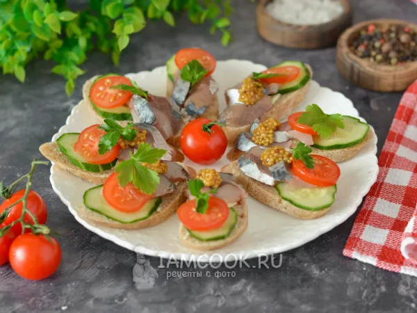 Фото готового блюда: Бутерброды с соленой скумбрией