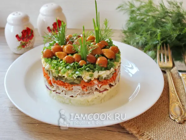 Фото блюда: Салат «Полянка» с курицей и опятами