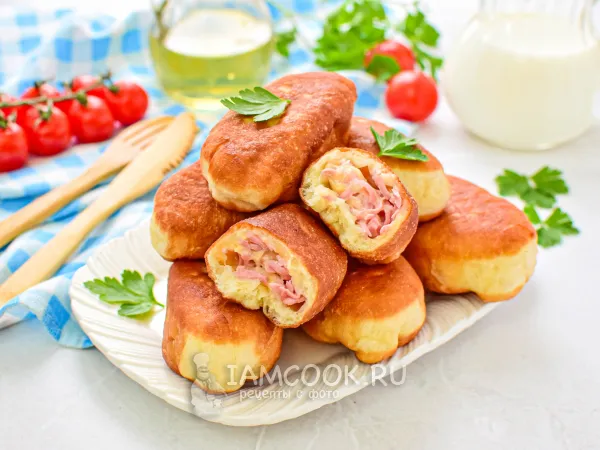 Фото готового блюда: Пирожки с колбасой и сыром на сковороде
