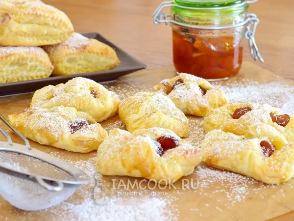 Фото готового блюда: Слойки с вареньем из слоеного теста