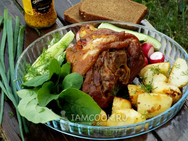 Фото готового блюда: Рулька в пиве в казане на костре