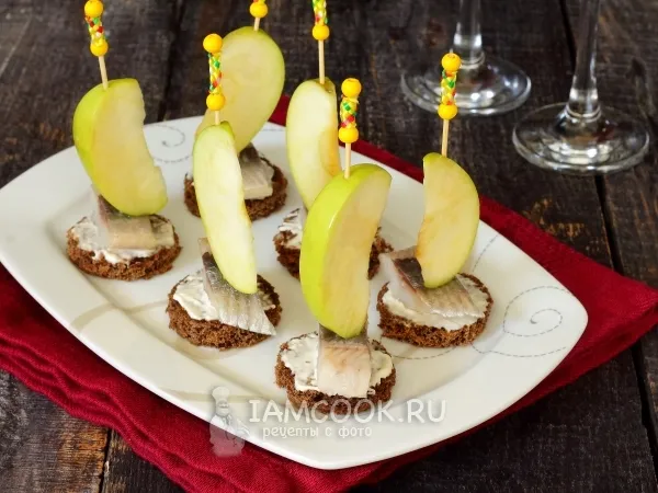 Фото готового блюда: Канапе с селедкой и черным хлебом