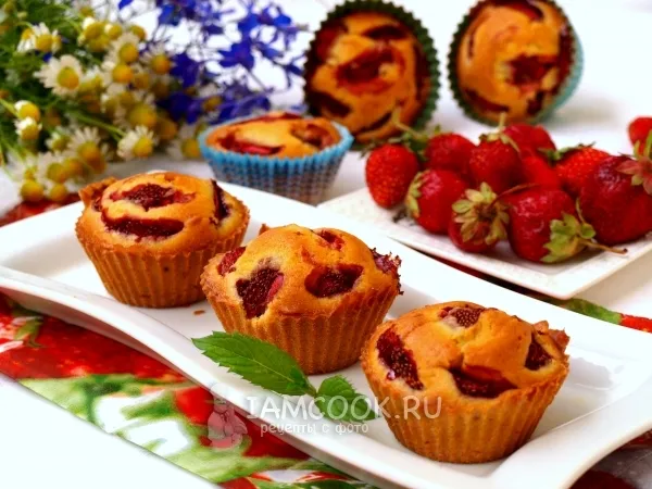 Фото готового блюда: Маффины с клубникой