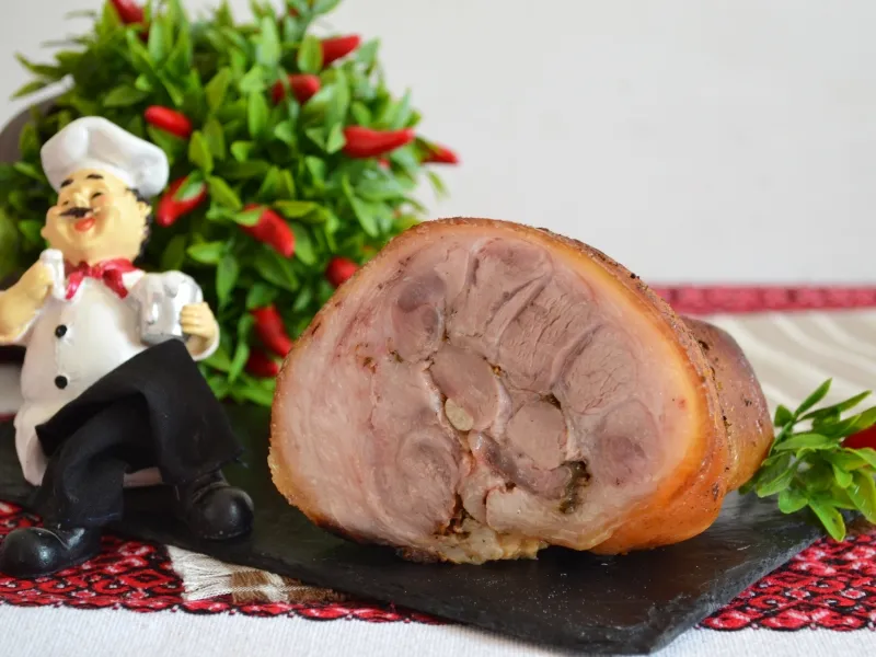 Фото готового блюда: Свиная рулька, запеченная в духовке в фольге