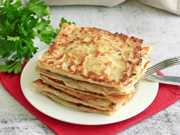 Фото готового блюда: Лаваш в яйце с сыром и зеленым луком