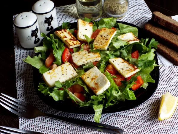 Фото готового блюда: Салат с жареным адыгейским сыром