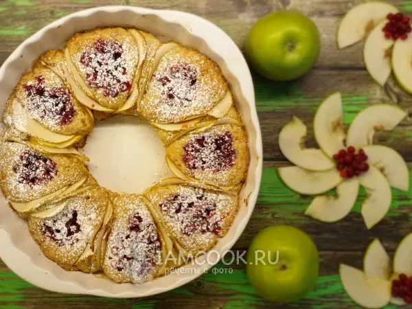 Фото блюда: Отрывной пирог с брусникой и яблоками