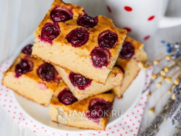 Фото готового блюда: Творожный пирог с вишней