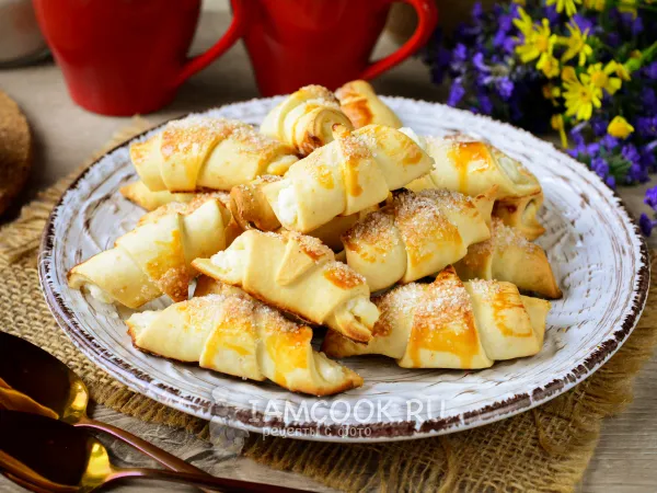 Фото готового блюда: Рогалики с творогом в духовке