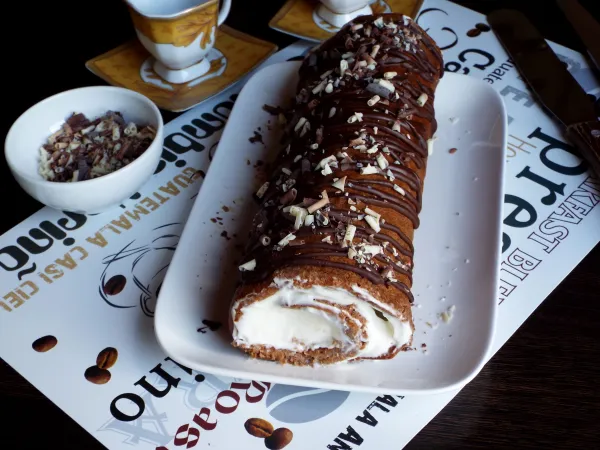 Фото готового блюда: Медовый рулет со сметанным кремом