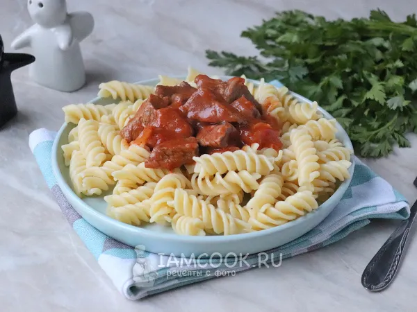 Фото готового блюда: Гуляш из говядины с макаронами