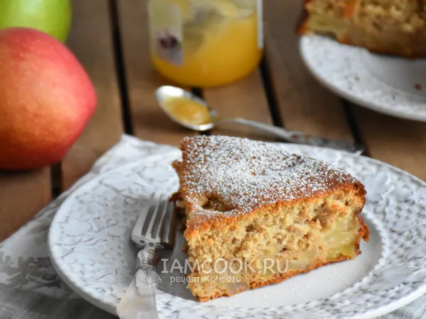 Фото готового блюда: Шарлотка с медом и яблоками
